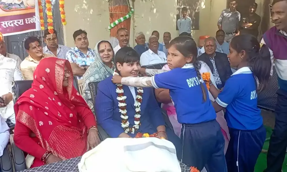 विद्यालय में छात्रों को ऊनी स्वेटर वितरण