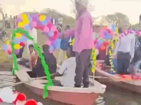 भीलवाड़ा में अनोखी बारात, तालाब के रास्ते सात सजी नावों में पहुंचा दूल्हा भीलवाड़ा में अनोखी बारात, तालाब के रास्ते सात सजी नावों में पहुंचा दूल्हा