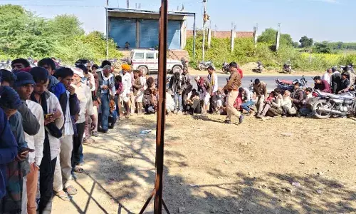 सवाईपुर में पुलिस निगरानी में यूरिया खाद का वितरण, किसानों की भारी भीड़ सवाईपुर में पुलिस निगरानी में यूरिया खाद का वितरण, किसानों की भारी भीड़