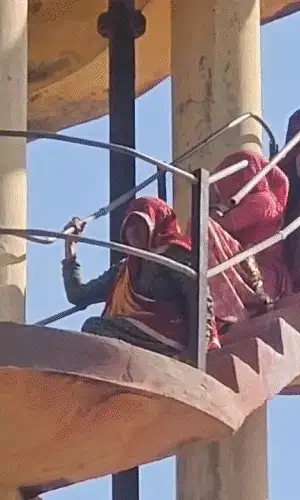 जमीन सीमा विवाद में परिवार पानी की टंकी पर चढ़ा, पुलिस और सिविल डिफेंस ने शुरू किया रेस्क्यू जमीन सीमा विवाद में परिवार पानी की टंकी पर चढ़ा, पुलिस और सिविल डिफेंस ने शुरू किया रेस्क्यू