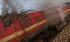 मगध एक्सप्रेस के जनरल कोच में फायर इंस्टीग्यूसर फटने से धमाका, चार यात्री जख्मी मगध एक्सप्रेस के जनरल कोच में फायर इंस्टीग्यूसर फटने से धमाका, चार यात्री जख्मी