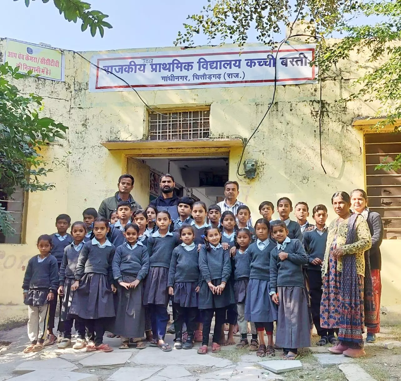 कच्ची बस्ती स्कूल के 53 बच्चों को मिली सर्दी की वर्दी कच्ची बस्ती स्कूल के 53 बच्चों को मिली सर्दी की वर्दी