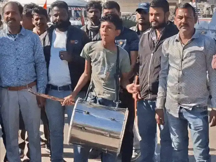 पट्टों की मांग को लेकर उदयपुर के चारों प्रवेश द्वारों पर ढोल-नगाड़ों के साथ प्रदर्शन पट्टों की मांग को लेकर उदयपुर के चारों प्रवेश द्वारों पर ढोल-नगाड़ों के साथ प्रदर्शन