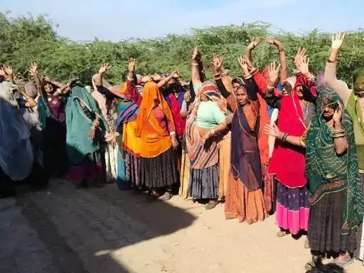 किशनपुरा गांव को बलैव पंचायत में शामिल किए जाने का विरोध किशनपुरा गांव को बलैव पंचायत में शामिल किए जाने का विरोध