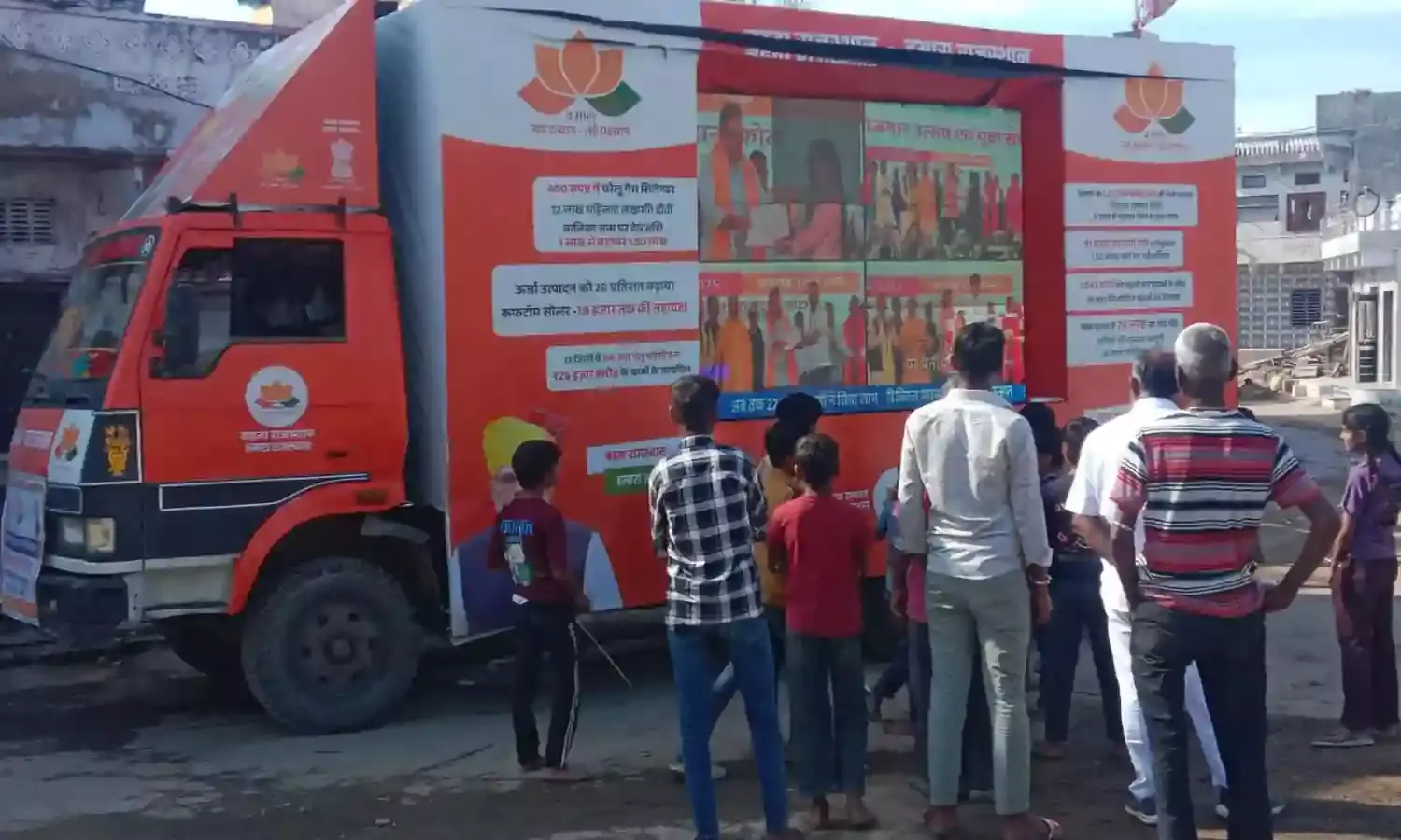 ग्रामीण विकास रथ यात्रा शुरू, ग्रामीणों को सरकार की योजनाओं से किया अवगत