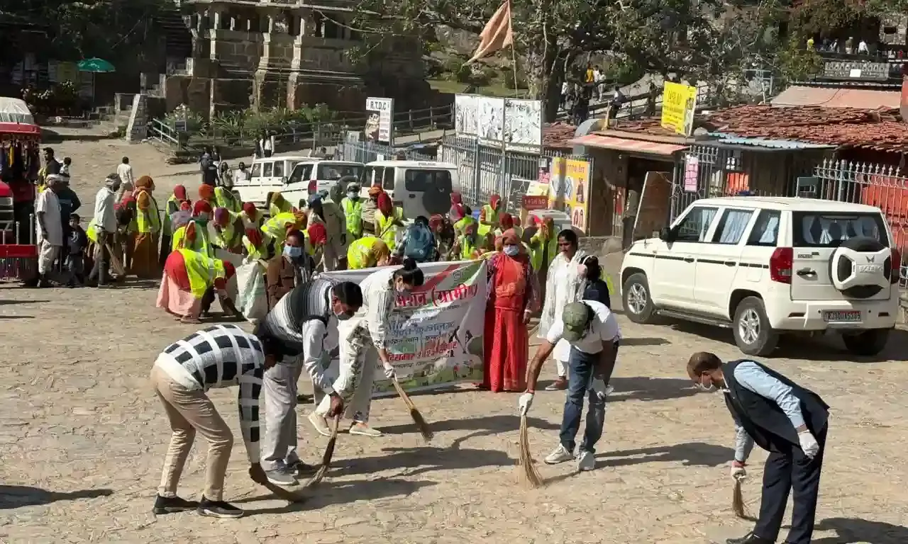 कुंभलगढ़ दुर्ग पर स्वच्छता अभियान, घर-परिवार और सार्वजनिक स्थलों की सफाई का संदेश दिया