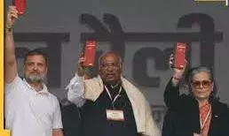 रामलीला मैदान में वोट चोर गद्दी छोड़ो महारैली, राहुल गांधी का मोदी-शाह पर तीखा हमला रामलीला मैदान में वोट चोर गद्दी छोड़ो महारैली, राहुल गांधी का मोदी-शाह पर तीखा हमला