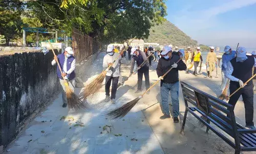 कलक्टर ने लगाई झाड़ू, अधिकारियों ने उठाए तगारी और फावड़े