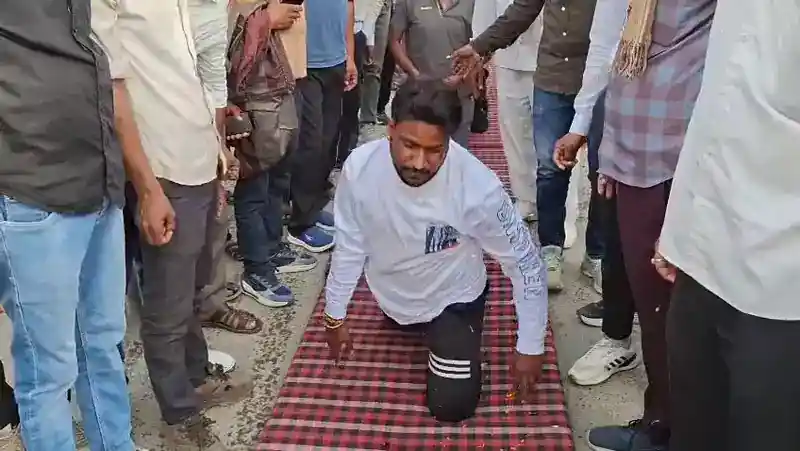 शंभुगढ़ को पंचायत समिति बनाने की मांग, ग्रामीणों ने दंडवत रैली निकालकर लोक देवता के दरबार में लगाई गुहार शंभुगढ़ को पंचायत समिति बनाने की मांग, ग्रामीणों ने दंडवत रैली निकालकर लोक देवता के दरबार में लगाई गुहार