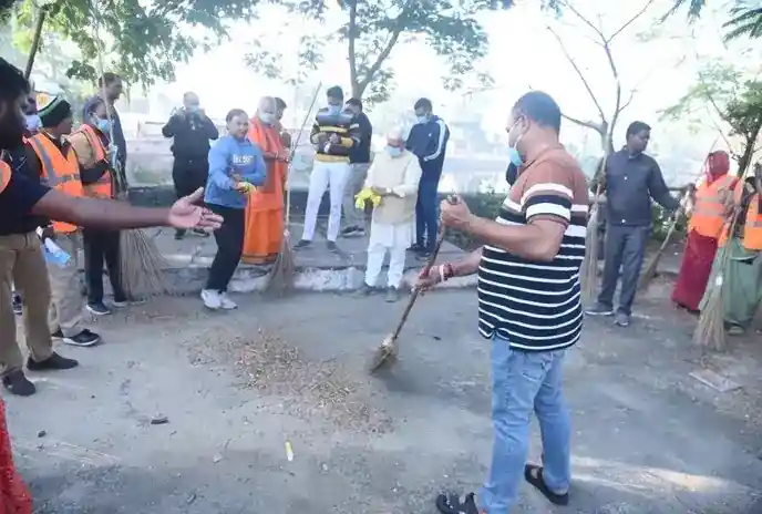 नगर निगम द्वारा स्वच्छता महोत्सव पर किया श्रमदान नगर निगम द्वारा स्वच्छता महोत्सव पर किया श्रमदान