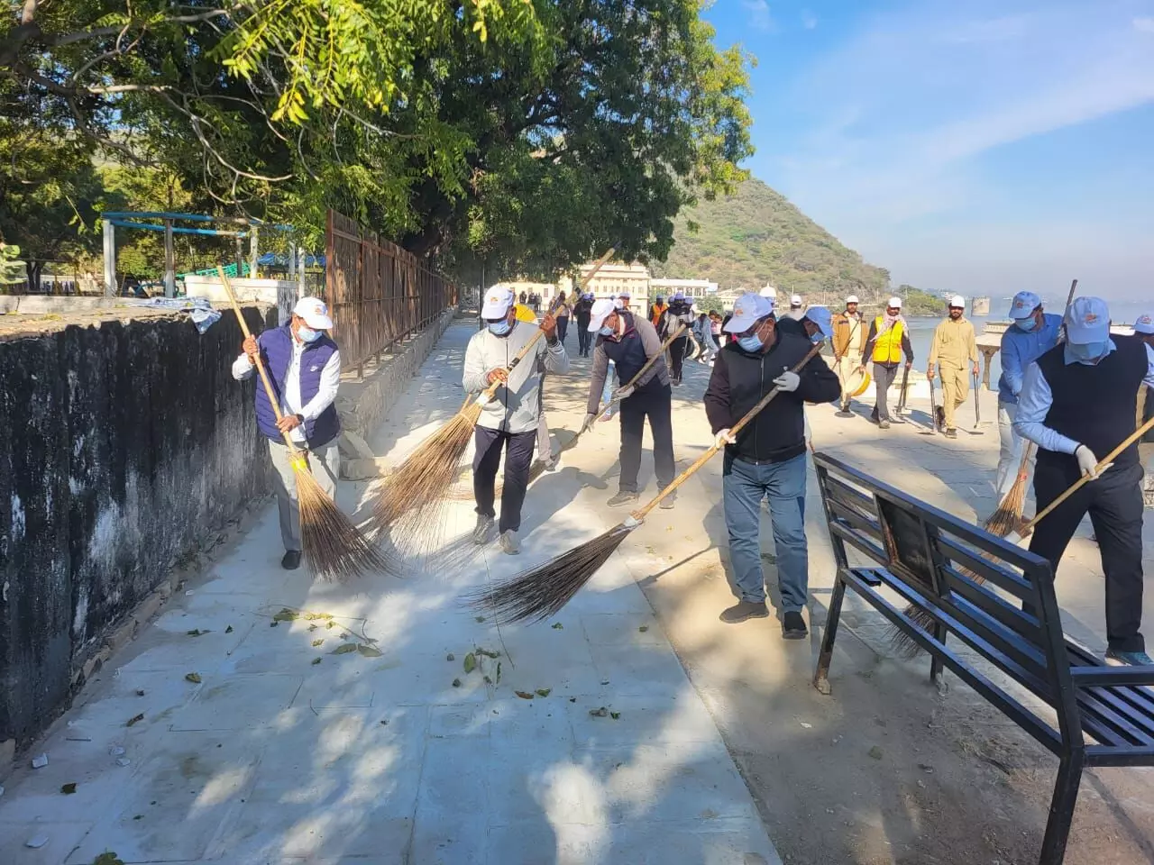 कलक्टर ने लगाई झाड़ू, अधिकारियों ने उठाए तगारी और फावड़े कलक्टर ने लगाई झाड़ू, अधिकारियों ने उठाए तगारी और फावड़े