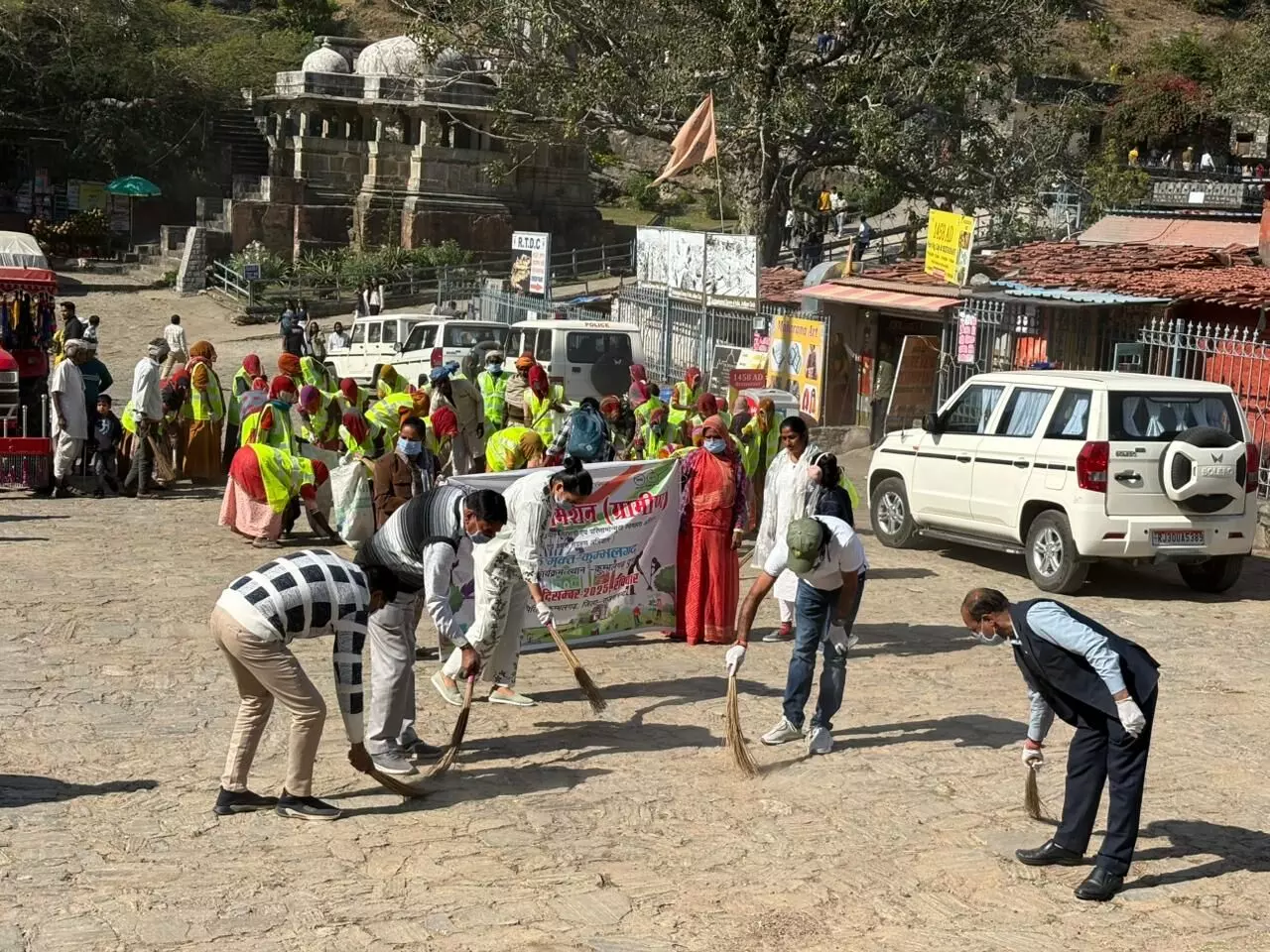 कुंभलगढ़ दुर्ग पर स्वच्छता अभियान, घर-परिवार और सार्वजनिक स्थलों की सफाई का संदेश दिया कुंभलगढ़ दुर्ग पर स्वच्छता अभियान, घर-परिवार और सार्वजनिक स्थलों की सफाई का संदेश दिया