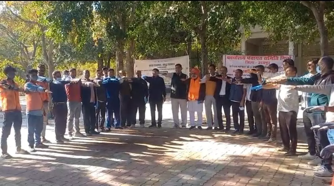 राज्य सरकार की दूसरी वर्षगांठ पर बडबडेश्वर महादेव मंदिर में श्रमदान और स्वच्छता अभियान का आयोजन राज्य सरकार की दूसरी वर्षगांठ पर बडबडेश्वर महादेव मंदिर में श्रमदान और स्वच्छता अभियान का आयोजन