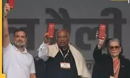 रामलीला मैदान में वोट चोर गद्दी छोड़ो महारैली, राहुल गांधी का मोदी-शाह पर तीखा हमला रामलीला मैदान में वोट चोर गद्दी छोड़ो महारैली, राहुल गांधी का मोदी-शाह पर तीखा हमला