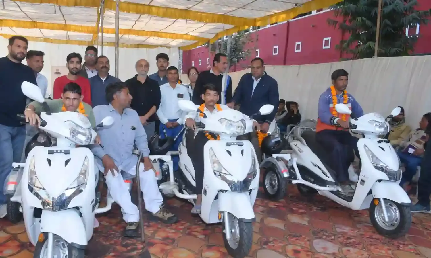 मुख्यमंत्री दिव्यांग स्कूटी योजना के तहत 25 दिव्यांगों को मिली स्कूटी मुख्यमंत्री दिव्यांग स्कूटी योजना के तहत 25 दिव्यांगों को मिली स्कूटी