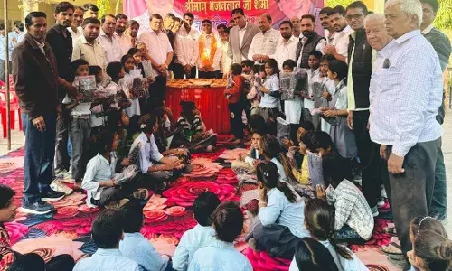 सीएम शर्मा के जन्मदिन पर विधायक कृपलानी ने स्कूली विद्यार्थियों में स्वेटर वितरित किए