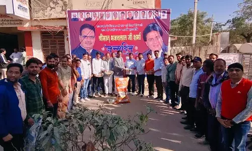 मुख्यमंत्री शर्मा के जन्मदिन पर विधायक कृपलानी के विशेष उपस्थिति में भाजपा कार्यकर्ताओं ने की गौ सेवा