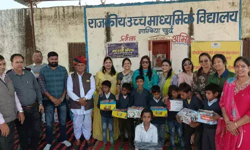 सामाजिक संस्थाओं ने जरूरतमंद बच्चों को वितरित की जर्सियां, जूते व मोजे सामाजिक संस्थाओं ने जरूरतमंद बच्चों को वितरित की जर्सियां, जूते व मोजे