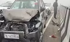 घने कोहरे में हापुड़ में भीषण सड़क हादसा, आधा दर्जन वाहन टकराए, चार घायल घने कोहरे में हापुड़ में भीषण सड़क हादसा, आधा दर्जन वाहन टकराए, चार घायल