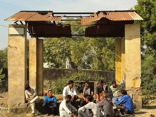 मांडल में श्मशान घाट की बदहाली, अंतिम संस्कार से पहले बुलानी पड़ी जेसीबी मांडल में श्मशान घाट की बदहाली, अंतिम संस्कार से पहले बुलानी पड़ी जेसीबी