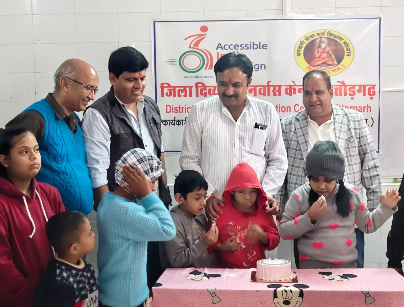 दिव्यांग बच्चों के साथ मनाया मुख्यमंत्री का जन्मदिन दिव्यांग बच्चों के साथ मनाया मुख्यमंत्री का जन्मदिन