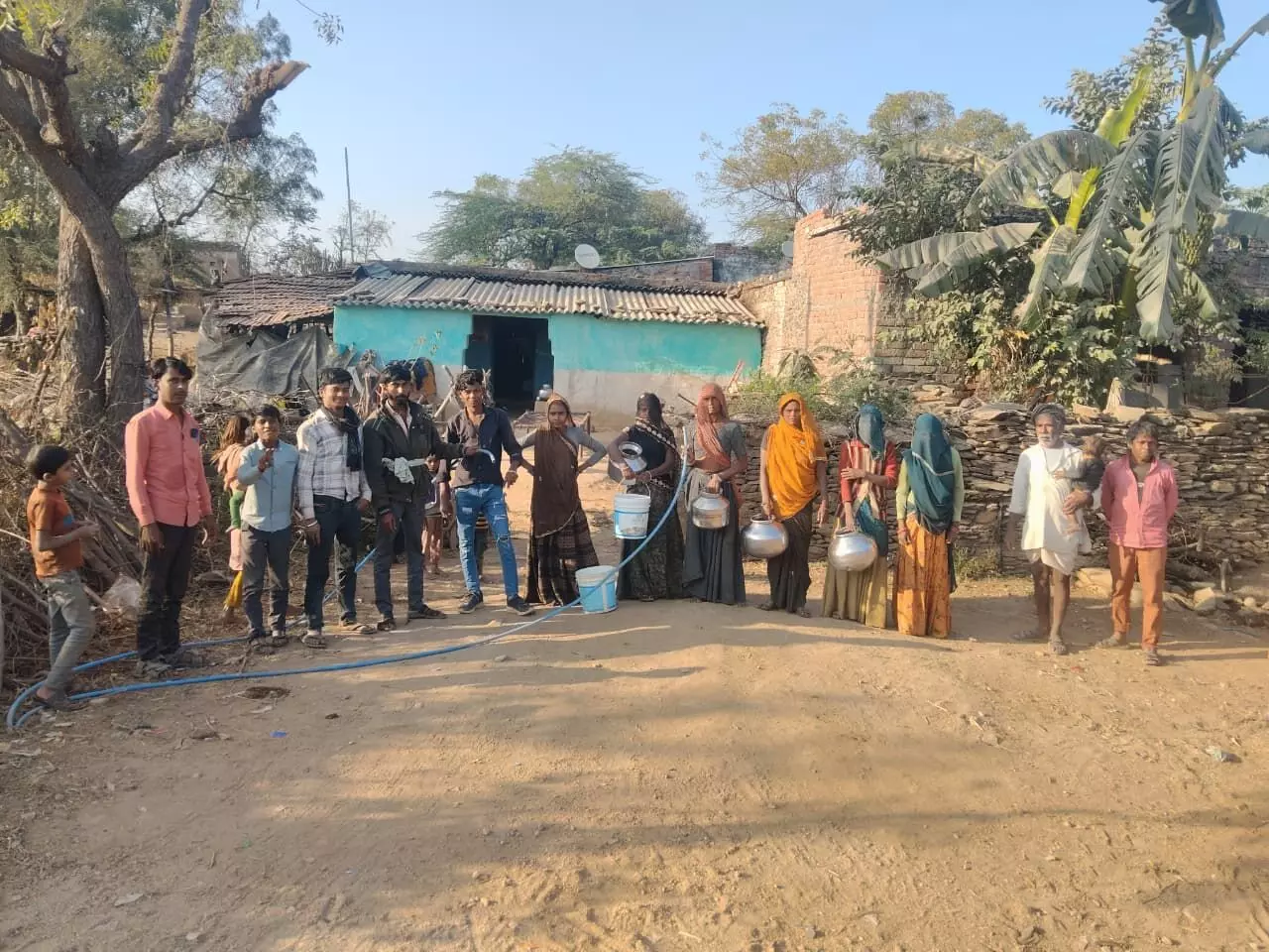 भील बस्ती में 12 महीने से नहीं पहुंचा नल का पानी, ग्रामीणों में आक्रोश, आंदोलन की चेतावनी भील बस्ती में 12 महीने से नहीं पहुंचा नल का पानी, ग्रामीणों में आक्रोश, आंदोलन की चेतावनी