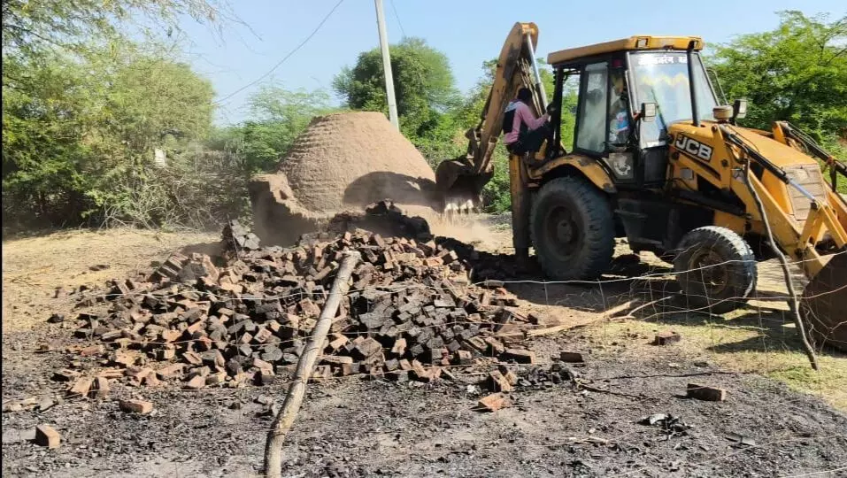 चारागाह भूमि पर बनी 13 अवैध कोयला भट्टियां प्रशासन ने की ध्वस्त चारागाह भूमि पर बनी 13 अवैध कोयला भट्टियां प्रशासन ने की ध्वस्त