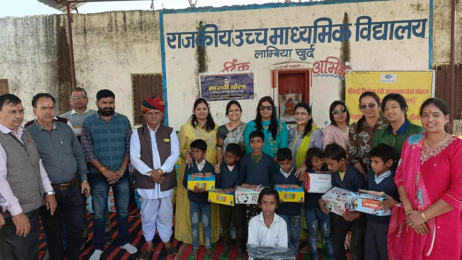 सामाजिक संस्थाओं ने जरूरतमंद बच्चों को वितरित की जर्सियां, जूते व मोजे सामाजिक संस्थाओं ने जरूरतमंद बच्चों को वितरित की जर्सियां, जूते व मोजे