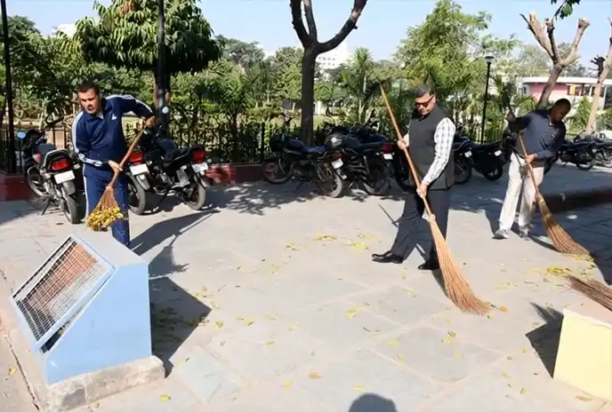 जयपुर पुलिस आयुक्त ने पुलिस कमिश्नरेट में झाडू लगाकर दिया स्वच्छता का संदेश