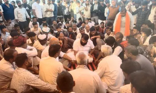 रूपपुरा में गोवंश अवशेष मिलने से तनाव, टेंट लगाकर किया धरना प्रदर्शन रूपपुरा में गोवंश अवशेष मिलने से तनाव, टेंट लगाकर किया धरना प्रदर्शन