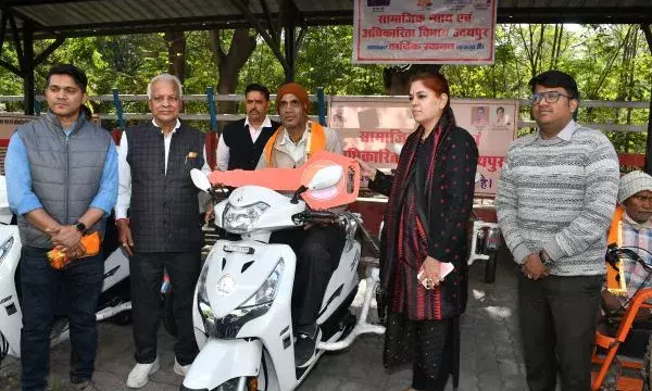 दिव्यांगजनों को मिली स्कूटी, सहायक उपकरणों का वितरण