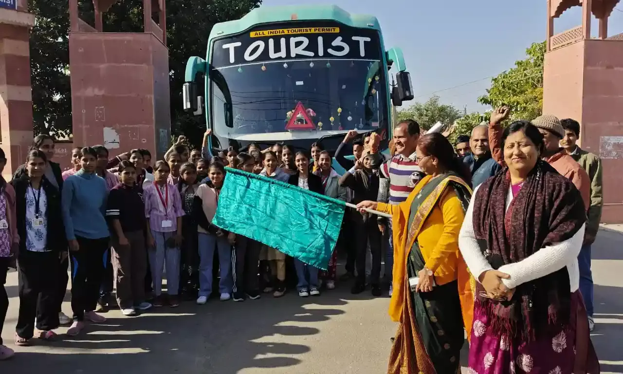 जिले के प्रतिभावान छात्रों का अंतर्राज्यीय भ्रमण दल रवाना