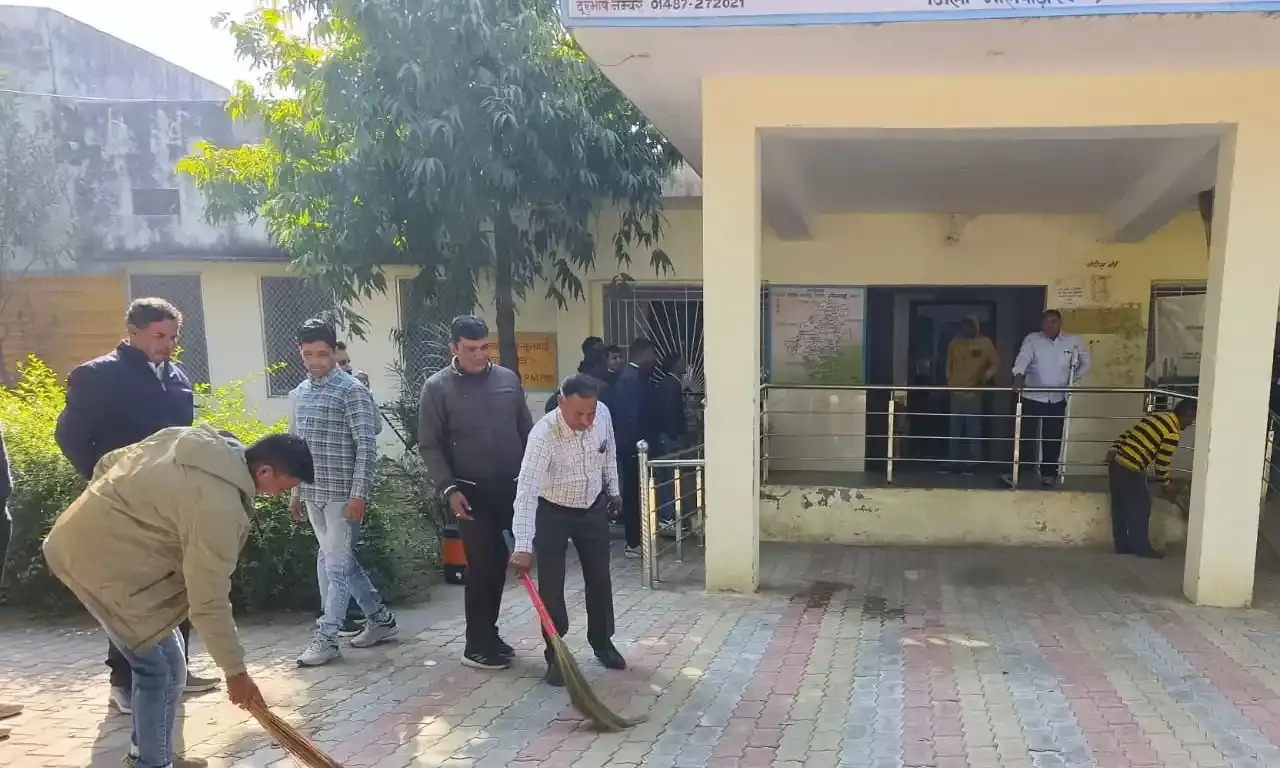 पंचायत समिति में स्वच्छता अभियान, दो वर्ष पूर्ण होने पर अधिकारियों कर्मचारियों ने ली स्वच्छता शपथ पंचायत समिति में स्वच्छता अभियान, दो वर्ष पूर्ण होने पर अधिकारियों कर्मचारियों ने ली स्वच्छता शपथ