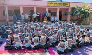 बागा का खेड़ा विद्यालय सरेरी में शिक्षक शिक्षिकाओं ने बांटे 180 विद्यार्थियों को स्वेटर