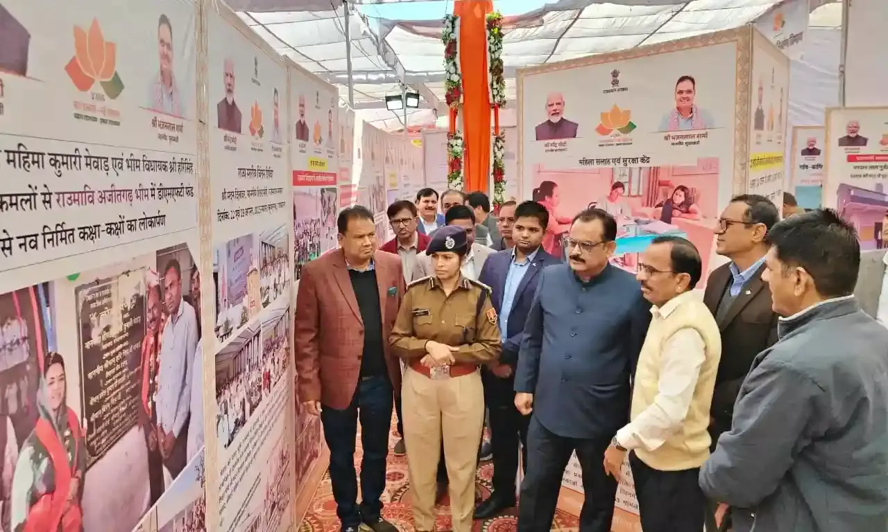 जिला कलक्टर अरुण   ने फीता काटकर किया प्रदर्शनी का शुभारंभ