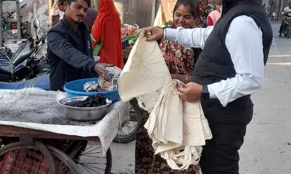 मिशन लाइफ: जागरूकता कार्यक्रम आयोजित, सब्जी मंडी में बाटें कपड़े के बैग