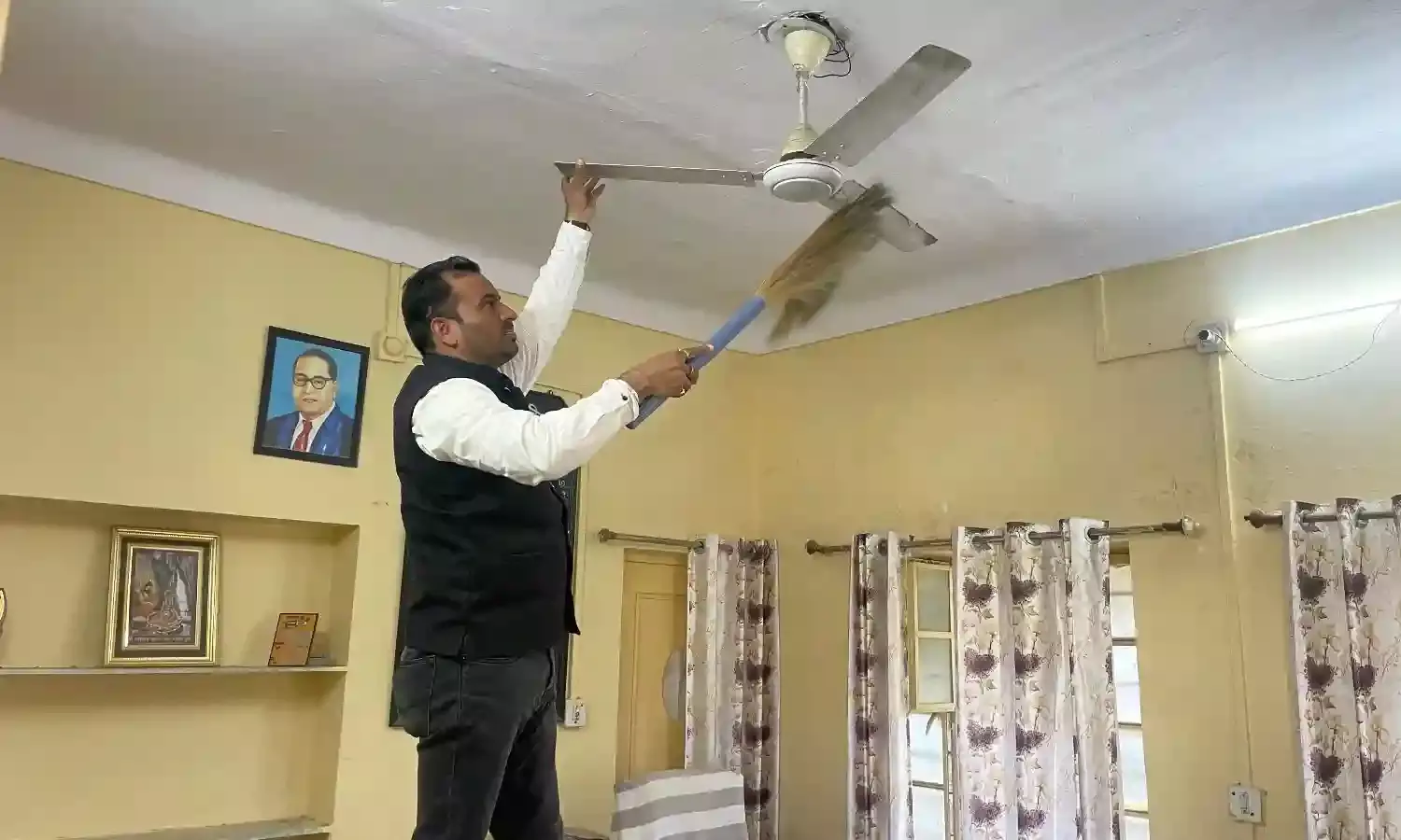 सरकारी कार्यालयों में चला एक घंटे का विशेष सफाई अभियान