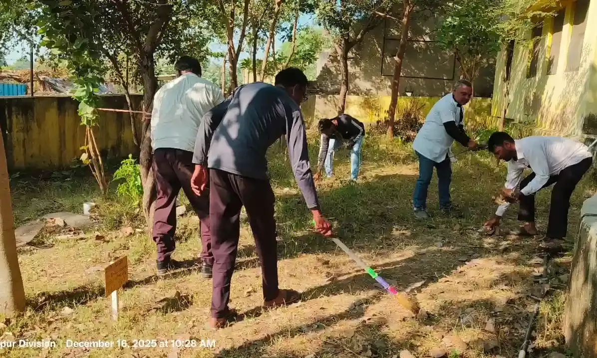 गंगापुर के शिवरती में आयुष्मान केंद्र पर स्वच्छता अभियान चलाया