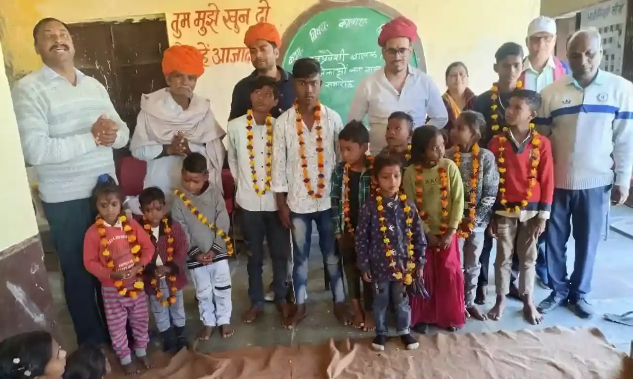 नवप्रवेशित बालक बालिकाओं का किया सम्मान