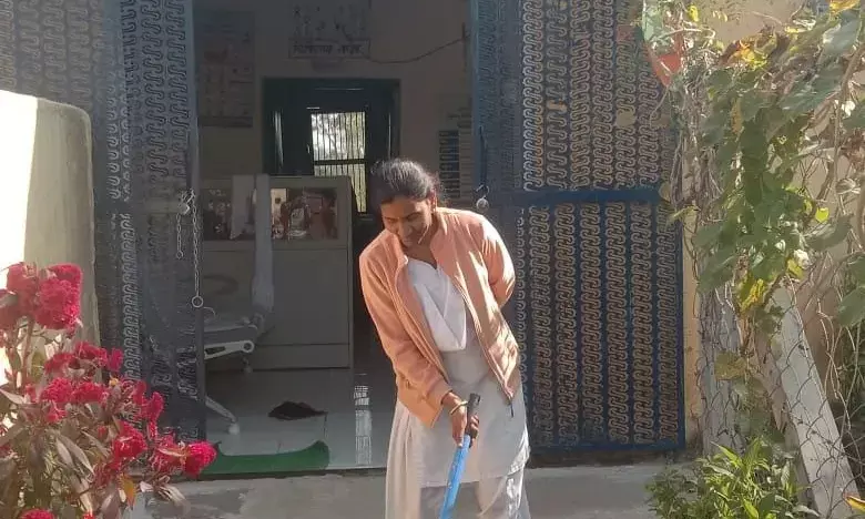 राज्य सरकार के 2 वर्ष पूर्ण होने पर आयुर्वेद औषधालय पर सफाई