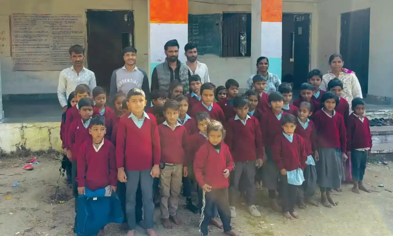 भगवानपुरा विद्यालय में 53 बच्चों को जर्सियां वितरण की