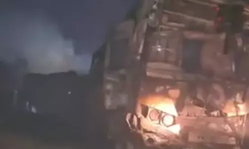 कई वाहन टकराए ,बस में आग लगने से चार की मौत, 150 से अधिक घायल कई वाहन टकराए ,बस में आग लगने से चार की मौत, 150 से अधिक घायल