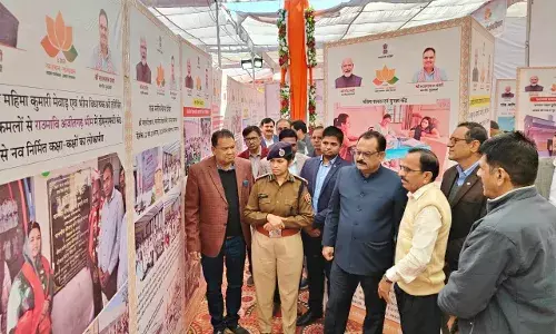 जिला कलक्टर अरुण   ने फीता काटकर किया प्रदर्शनी का शुभारंभ