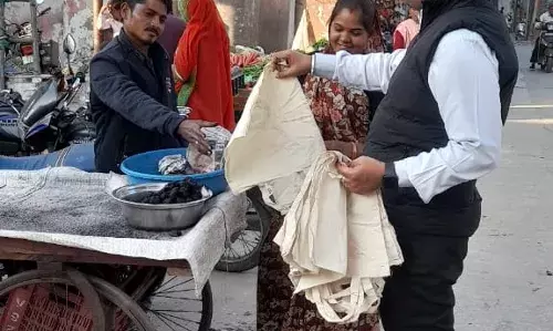 मिशन लाइफ: जागरूकता कार्यक्रम आयोजित, सब्जी मंडी में बाटें कपड़े के बैग