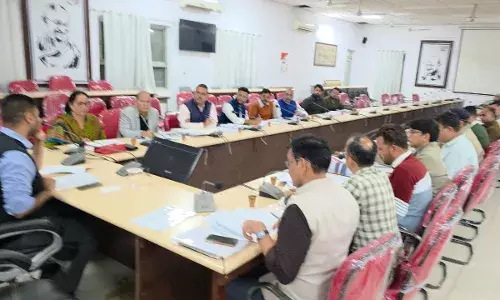 जिला कलक्टर ने यातायात व्यवस्था सुधार को लेकर दिए निर्देश जिला कलक्टर ने यातायात व्यवस्था सुधार को लेकर दिए निर्देश