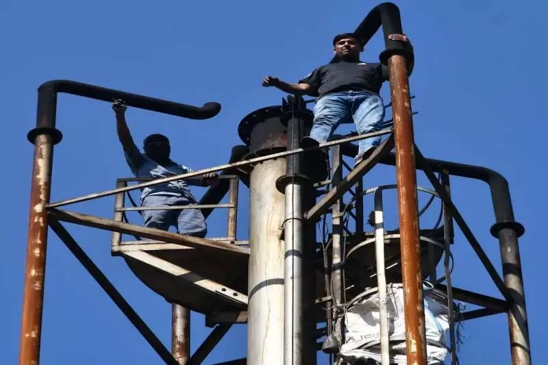 प्रदूषण पर सख्ती: टायर ऑयल फैक्ट्री पर फिर गिरी बंदी की तलवार प्रदूषण पर सख्ती: टायर ऑयल फैक्ट्री पर फिर गिरी बंदी की तलवार