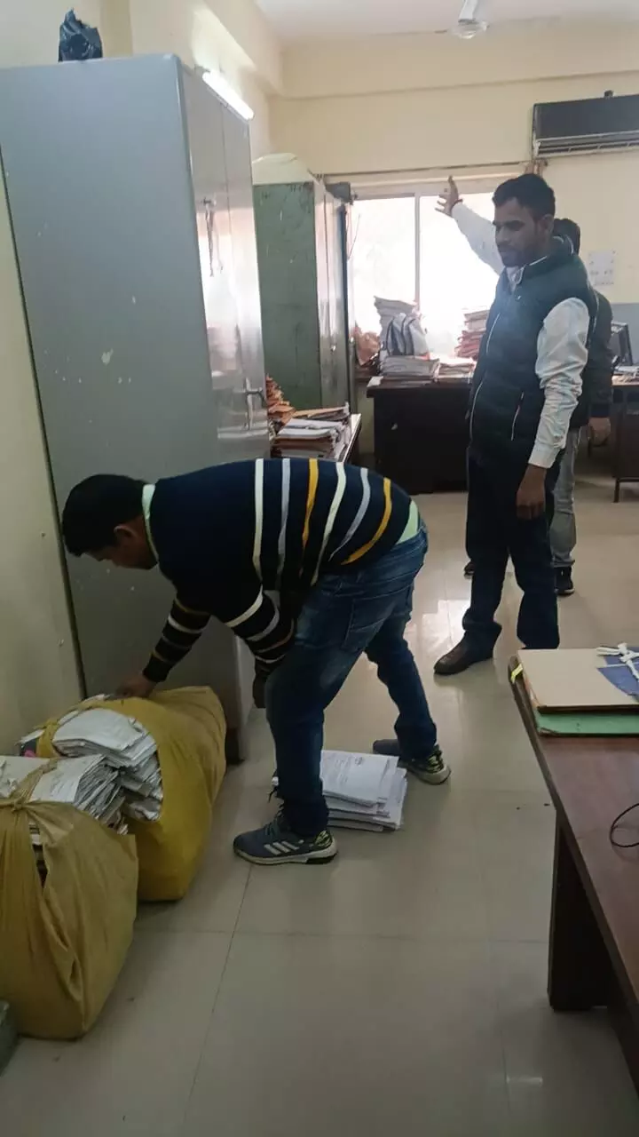 राज्य सरकार के दो वर्ष पूरे होने पर आबकारी विभाग में स्वच्छता के लिए श्रमदान राज्य सरकार के दो वर्ष पूरे होने पर आबकारी विभाग में स्वच्छता के लिए श्रमदान