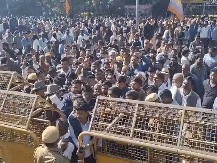 उदयपुर में पंचायतों का हल्ला: पट्टों की मांग को लेकर सड़क पर उतरे लोग उदयपुर में पंचायतों का हल्ला: पट्टों की मांग को लेकर सड़क पर उतरे लोग