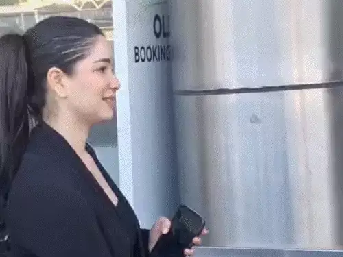 सचिन तेंदुलकर की पत्नी अंजलि और बेटी सारा पहुंचीं जयपुर, सोशल मीडिया में बनी चर्चाओं का केंद्र सचिन तेंदुलकर की पत्नी अंजलि और बेटी सारा पहुंचीं जयपुर, सोशल मीडिया में बनी चर्चाओं का केंद्र