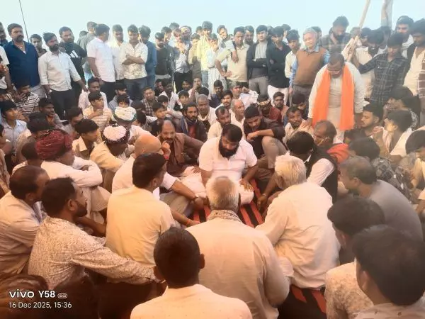 रूपपुरा में गोवंश अवशेष मिलने से तनाव, टेंट लगाकर किया धरना प्रदर्शन रूपपुरा में गोवंश अवशेष मिलने से तनाव, टेंट लगाकर किया धरना प्रदर्शन